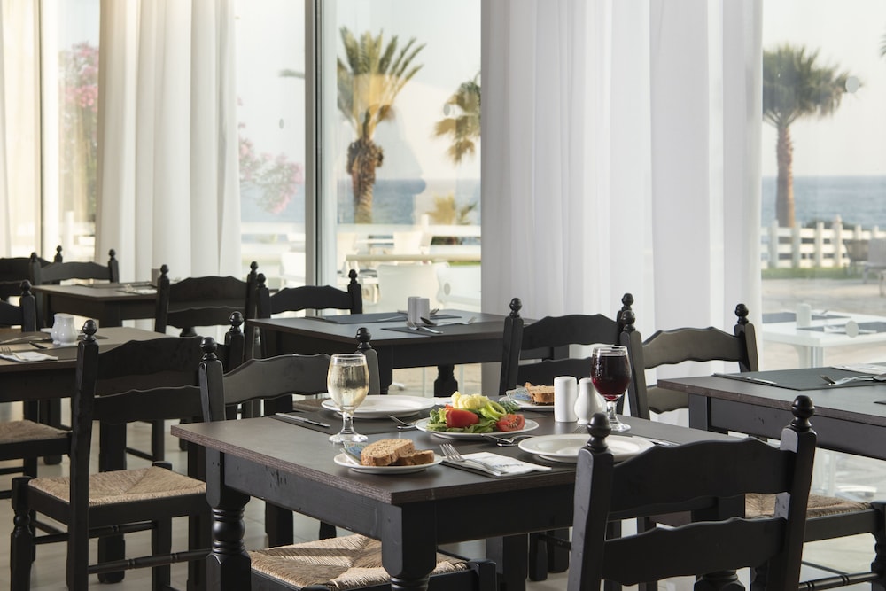 Akti Beach Village Resort — Restaurant & bars in Chlorakas, Paphos Region