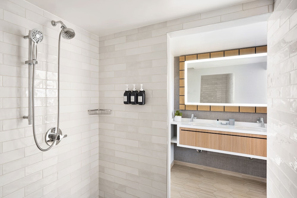 The Pierside Santa Monica — Hotel rooms in Santa Monica, California