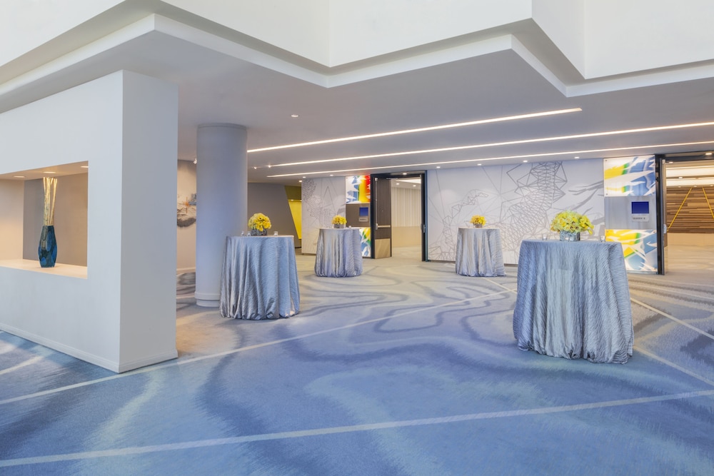 Hyatt Regency Long Beach — Hotel building in Wilmington, California