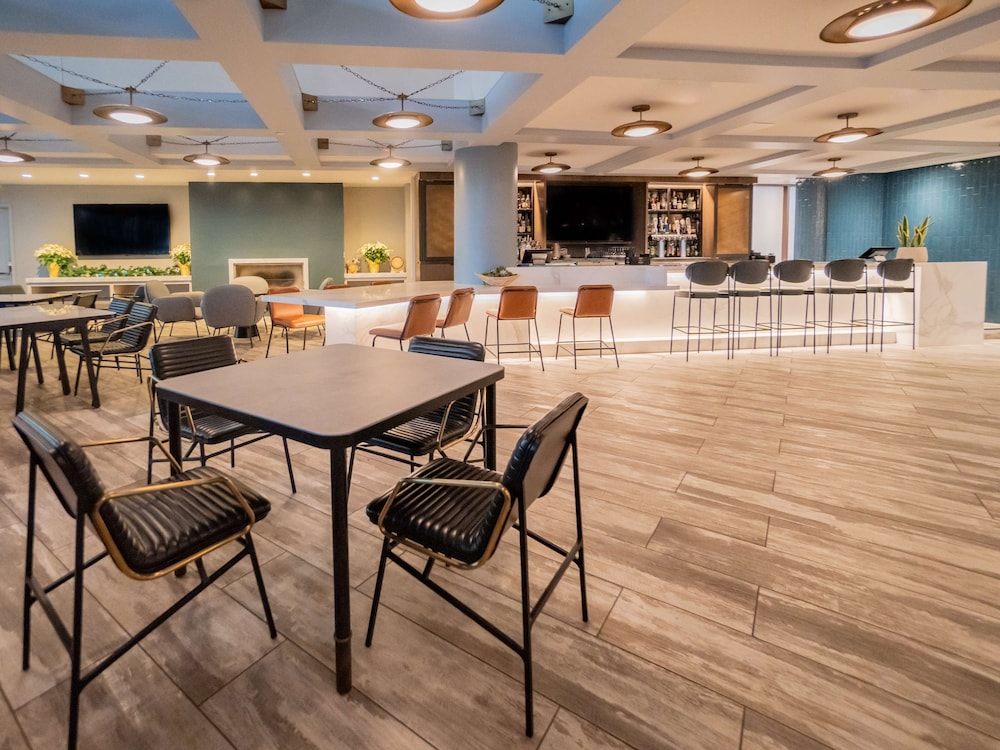 Hyatt Regency Long Beach — Restaurant & bars in Wilmington, California