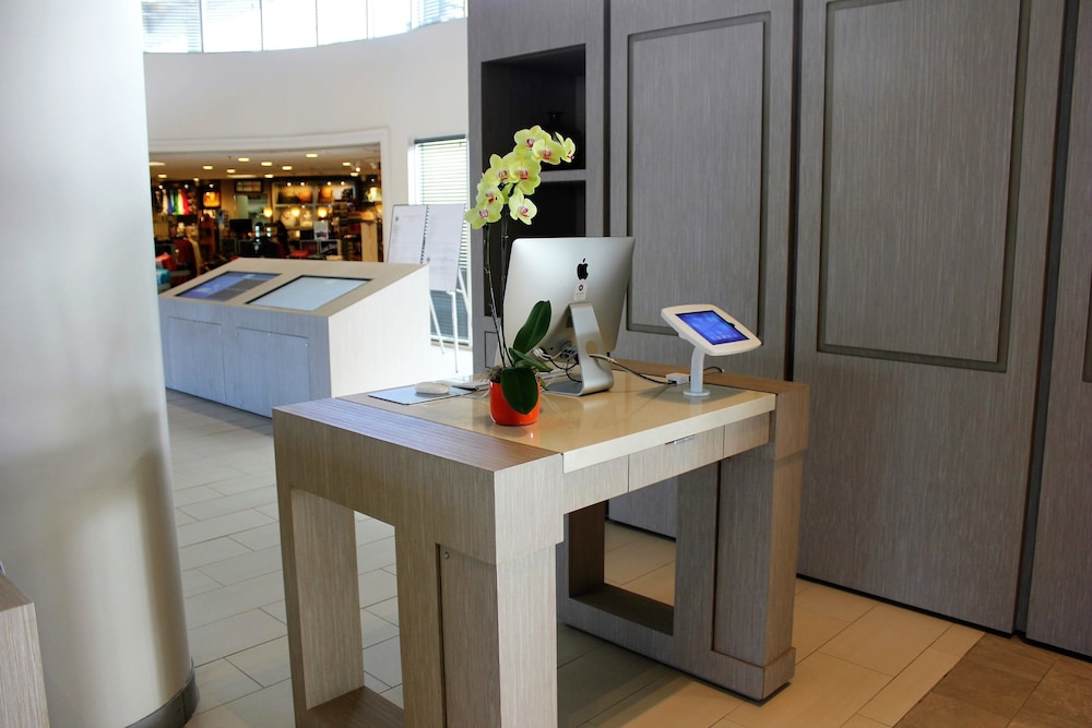 Hyatt Regency Long Beach — Hotel building in Wilmington, California