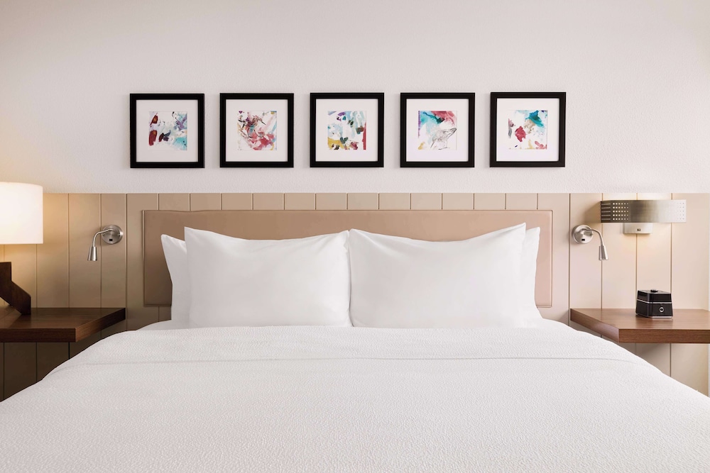 Hilton Garden Inn LAX Los Angeles Airport — Hotel rooms in Los Angeles, California