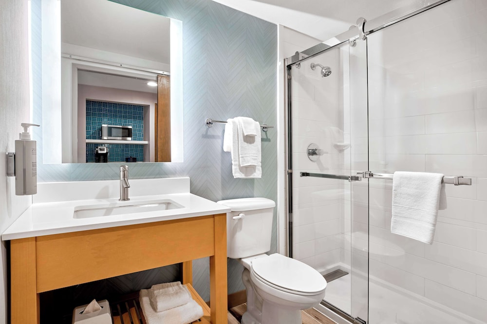 Hilton Garden Inn LAX Los Angeles Airport — Hotel rooms in Los Angeles, California