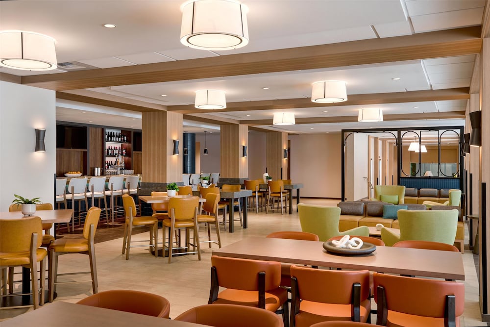Hilton Garden Inn LAX Los Angeles Airport — Restaurant & bars in Los Angeles, California