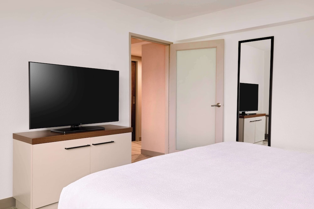 Hilton Garden Inn LAX Los Angeles Airport — Hotel rooms in Los Angeles, California