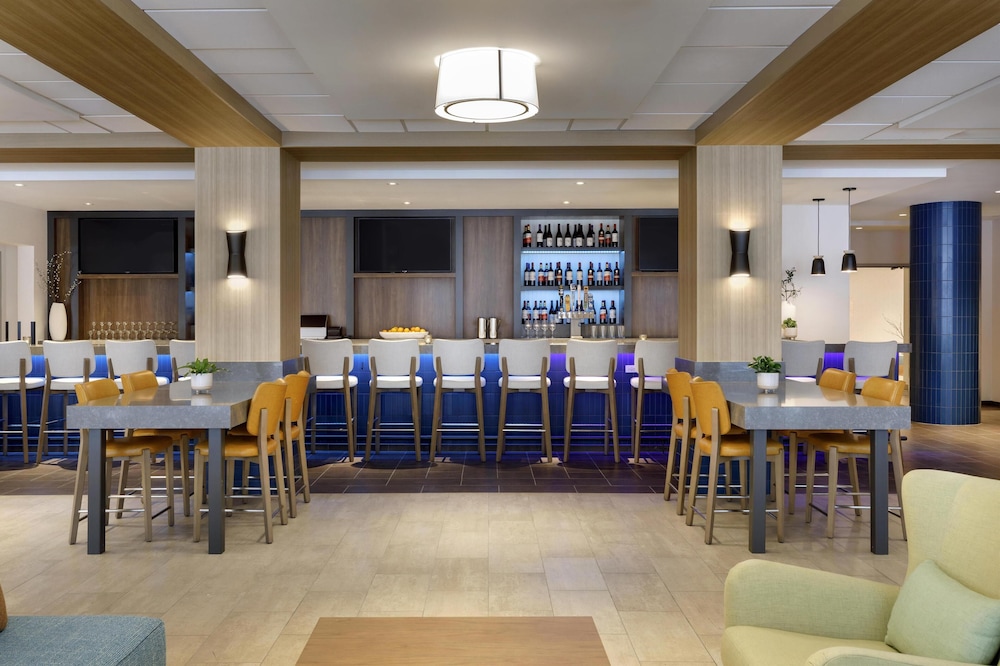 Hilton Garden Inn LAX Los Angeles Airport — Restaurant & bars in Los Angeles, California