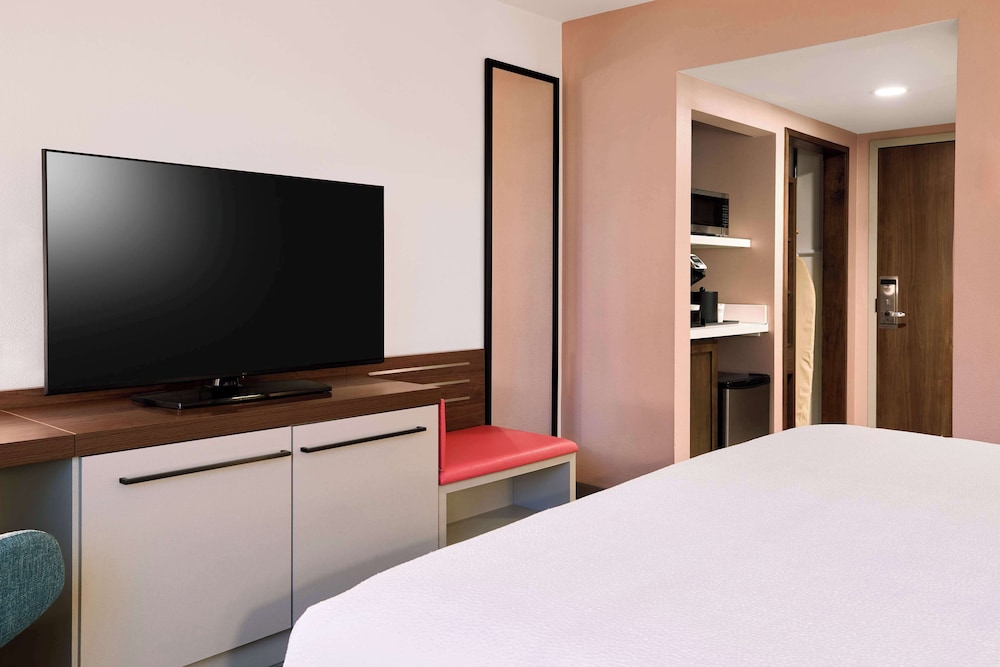 Hilton Garden Inn LAX Los Angeles Airport — Hotel rooms in Los Angeles, California