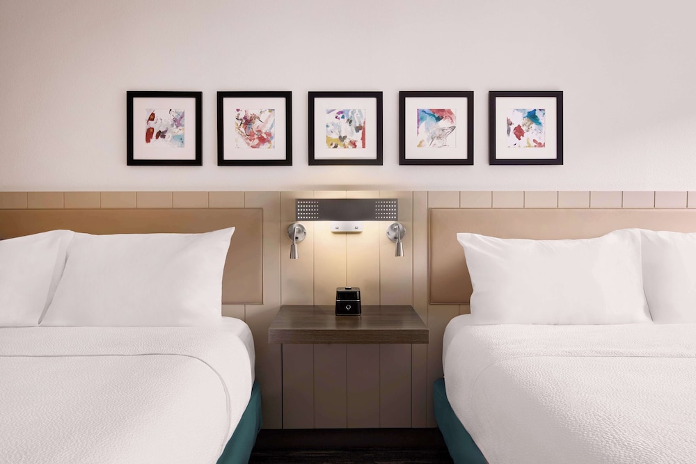 Hilton Garden Inn LAX Los Angeles Airport — Hotel rooms in Los Angeles, California