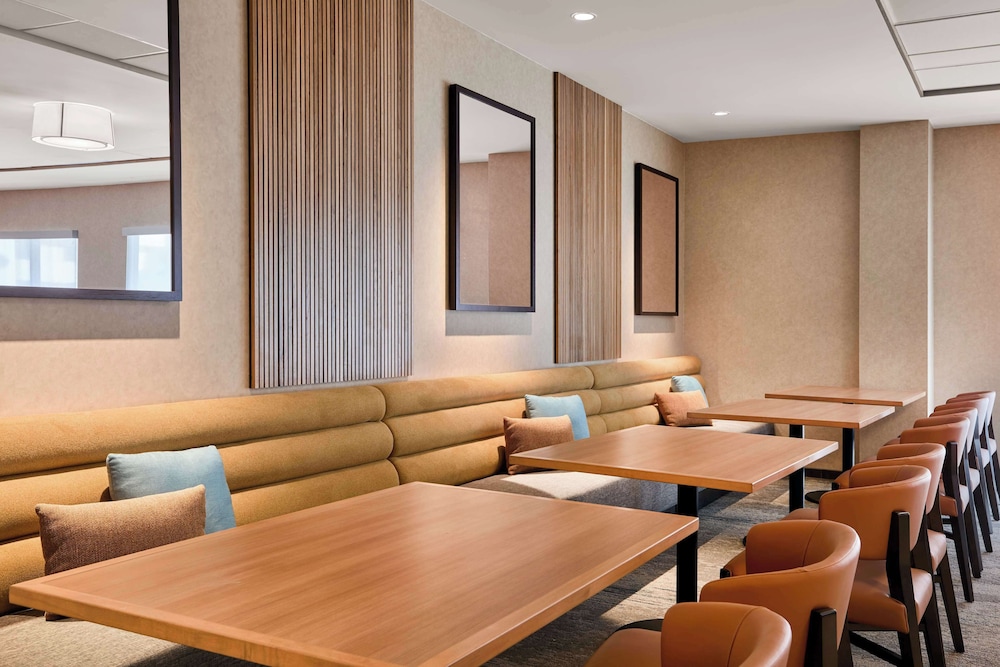 Hilton Garden Inn LAX Los Angeles Airport — Restaurant & bars in Los Angeles, California