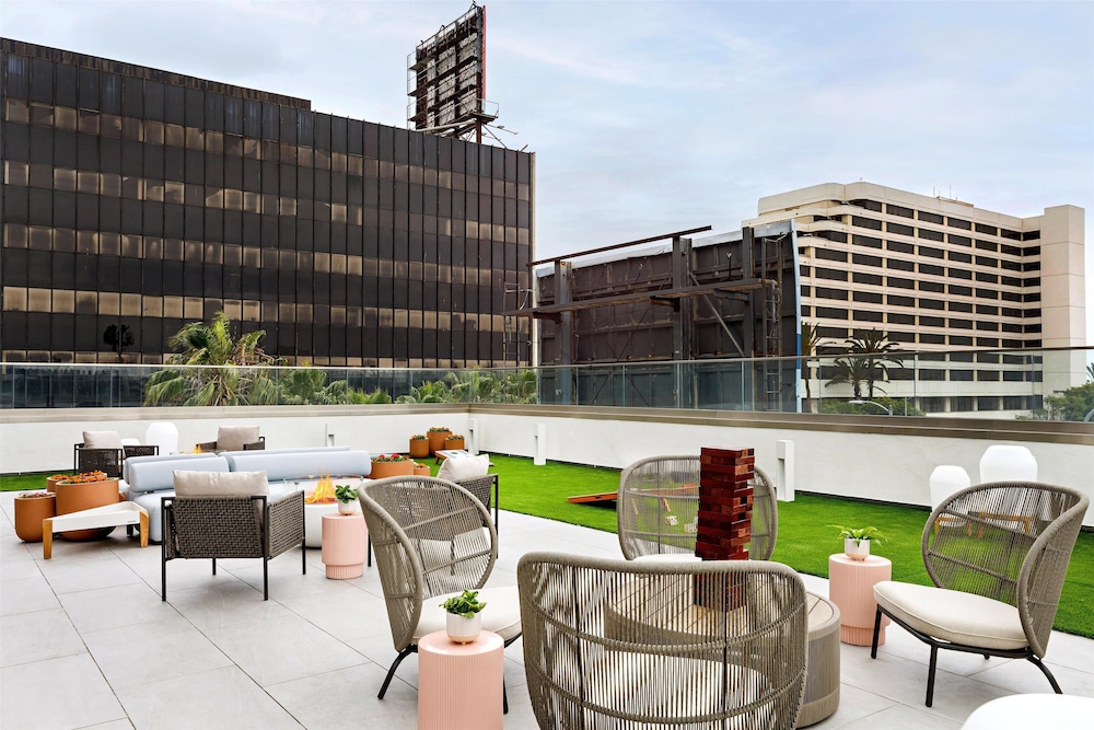 Hilton Garden Inn LAX Los Angeles Airport — Hotel building in Los Angeles, California