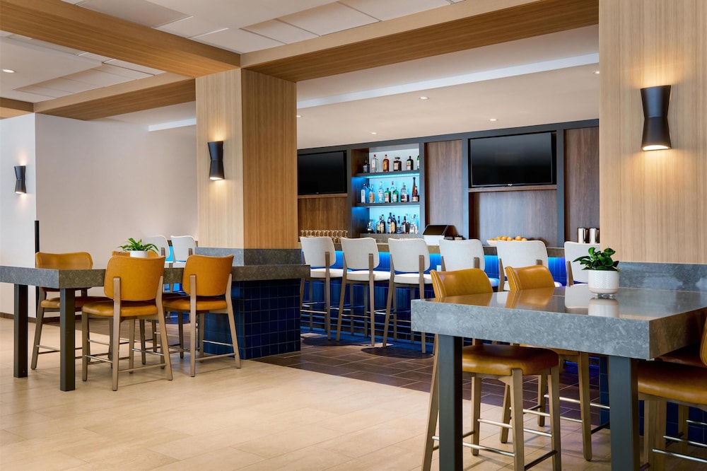 Hilton Garden Inn LAX Los Angeles Airport — Restaurant & bars in Los Angeles, California