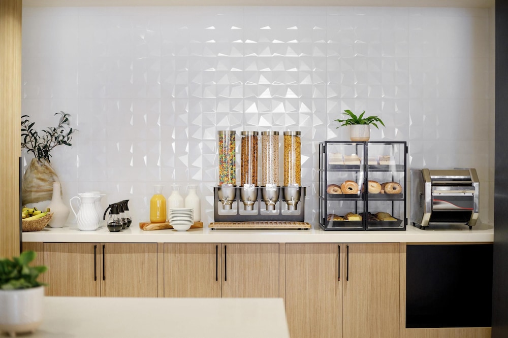 Hilton Garden Inn LAX Los Angeles Airport — Restaurant & bars in Los Angeles, California