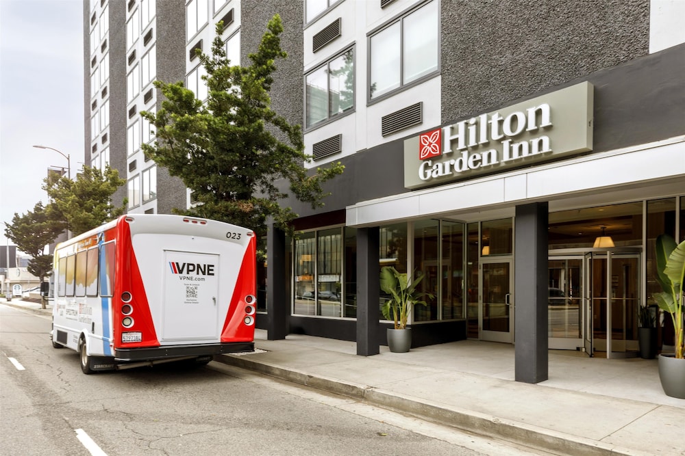 Hilton Garden Inn LAX Los Angeles Airport — Hotel building in Los Angeles, California