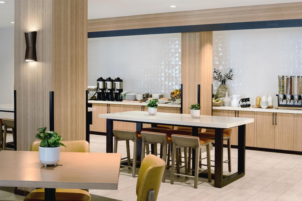 Hilton Garden Inn LAX Los Angeles Airport — Restaurant & bars in Los Angeles, California