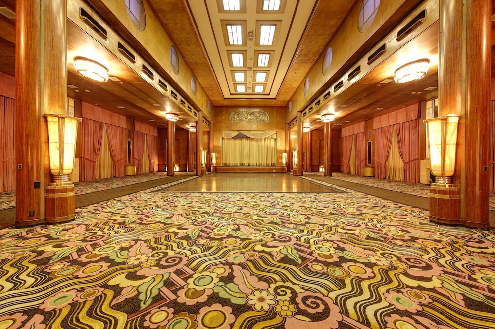 The Queen Mary — Hotel building in Wilmington, California