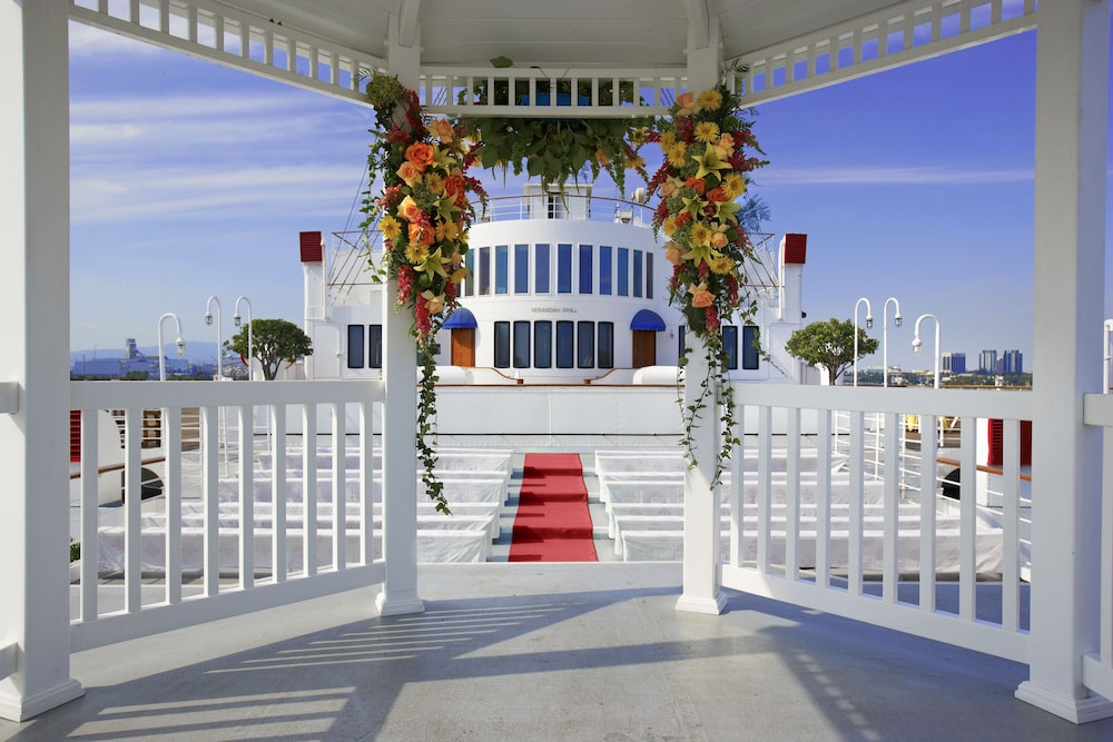 The Queen Mary — Hotel building in Wilmington, California