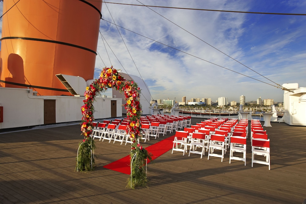 The Queen Mary — Hotel building in Wilmington, California
