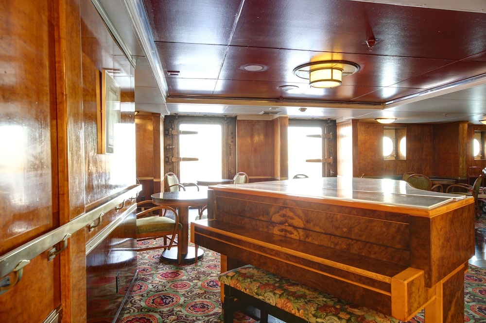 The Queen Mary — Restaurant & bars in Wilmington, California