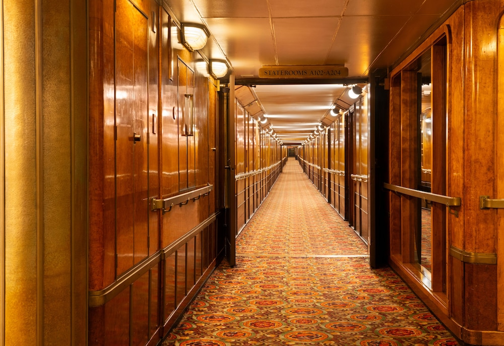 The Queen Mary — Hotel building in Wilmington, California