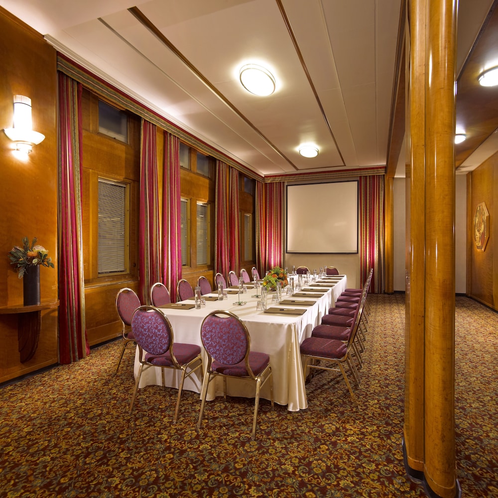 The Queen Mary — Hotel building in Wilmington, California