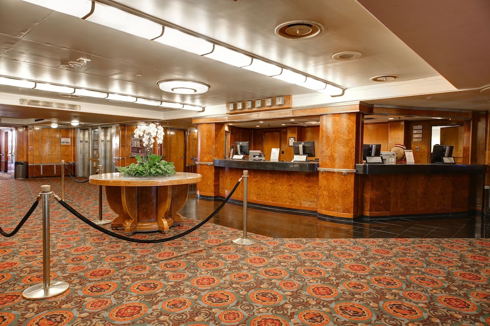 The Queen Mary — Hotel building in Wilmington, California
