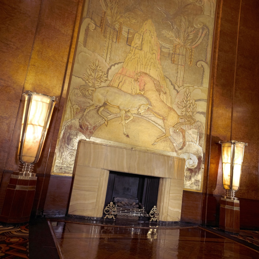 The Queen Mary — Hotel building in Wilmington, California