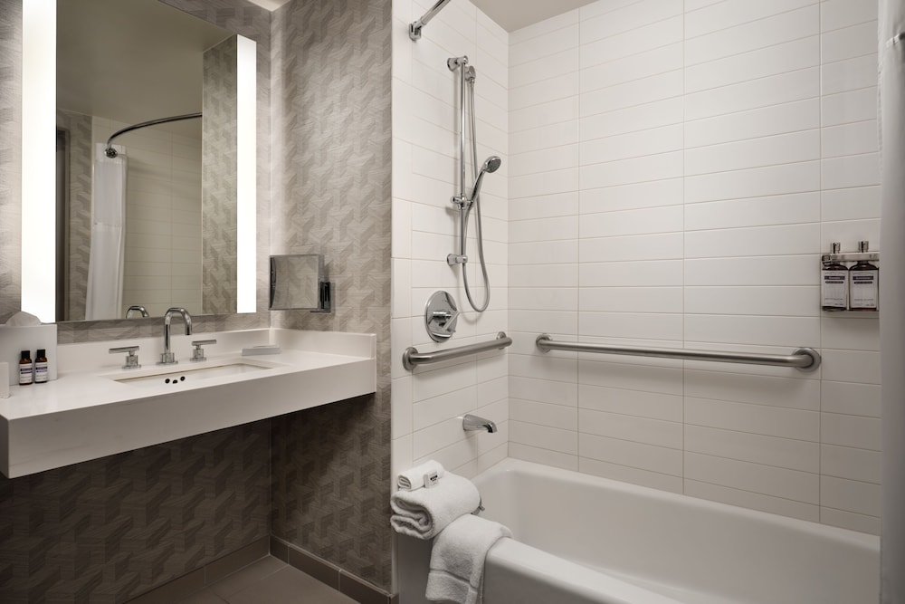 Hyatt Regency Los Angeles International Airport — Hotel rooms in Los Angeles, California