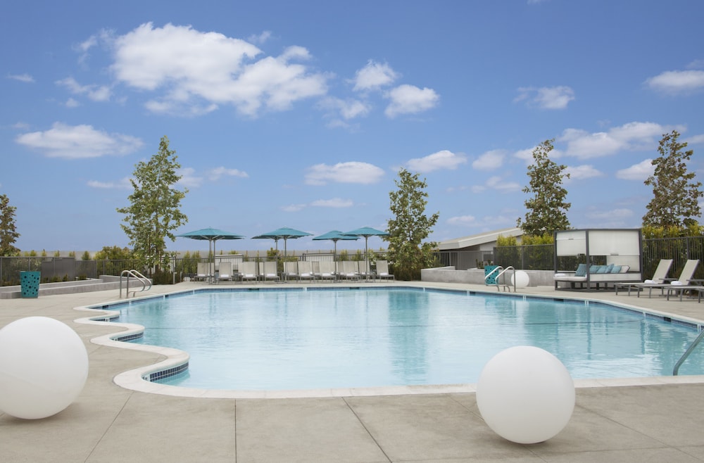 Hyatt Regency Los Angeles International Airport — Swimming pool in Los Angeles, California