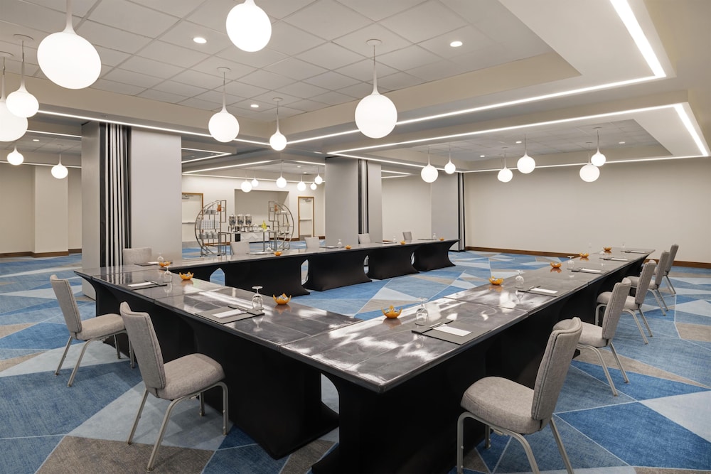 Hyatt Regency Los Angeles International Airport — Restaurant & bars in Los Angeles, California
