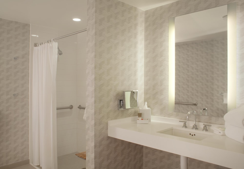 Hyatt Regency Los Angeles International Airport — Hotel rooms in Los Angeles, California
