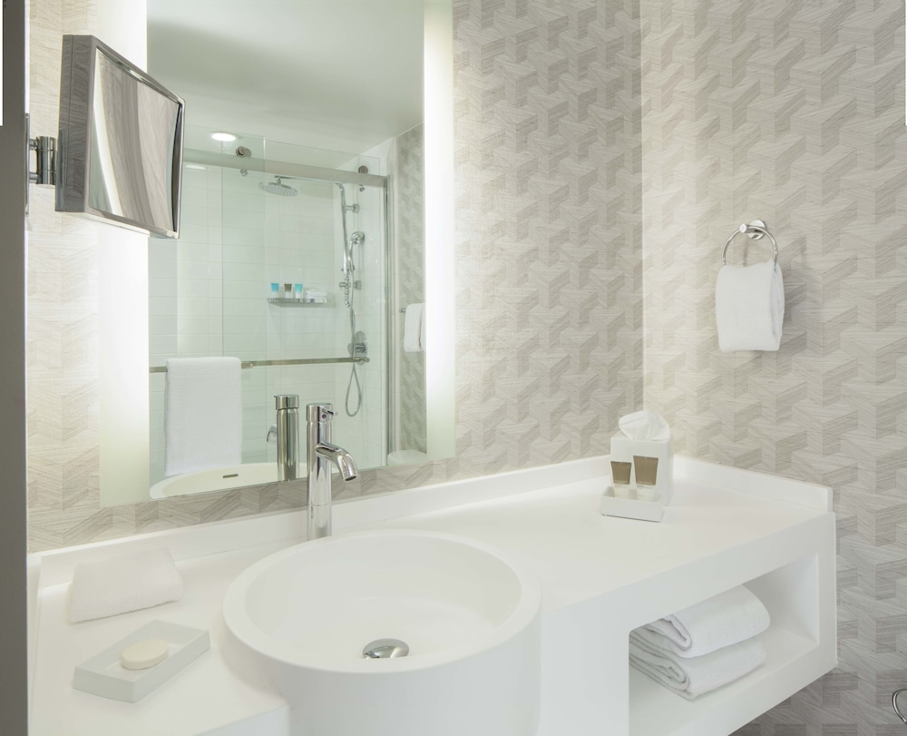 Hyatt Regency Los Angeles International Airport — Hotel rooms in Los Angeles, California