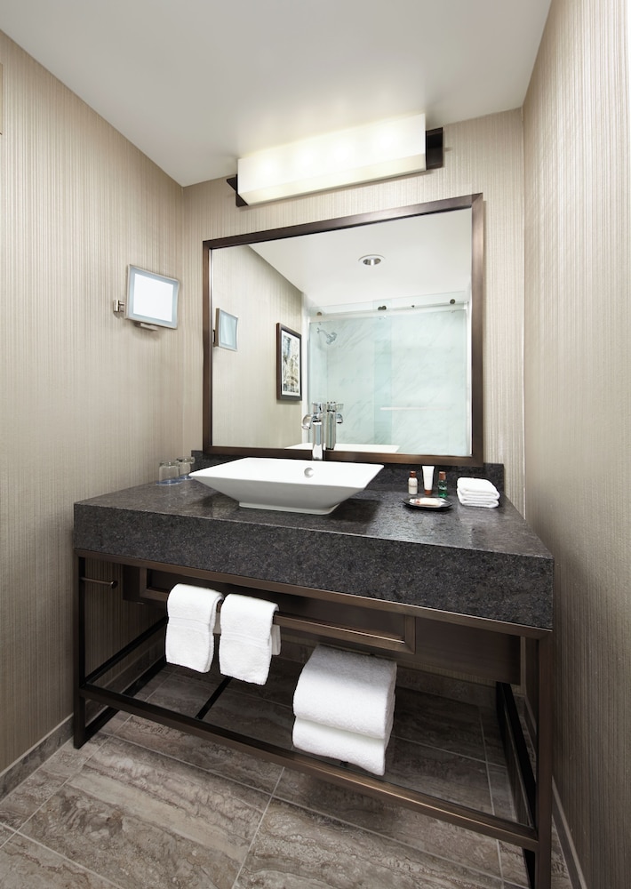 Sheraton Gateway Los Angeles Hotel — Hotel rooms in Los Angeles, California
