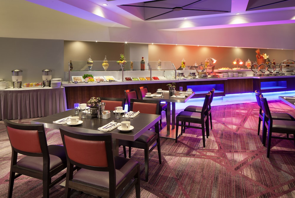 Sheraton Gateway Los Angeles Hotel — Restaurant & bars in Los Angeles, California