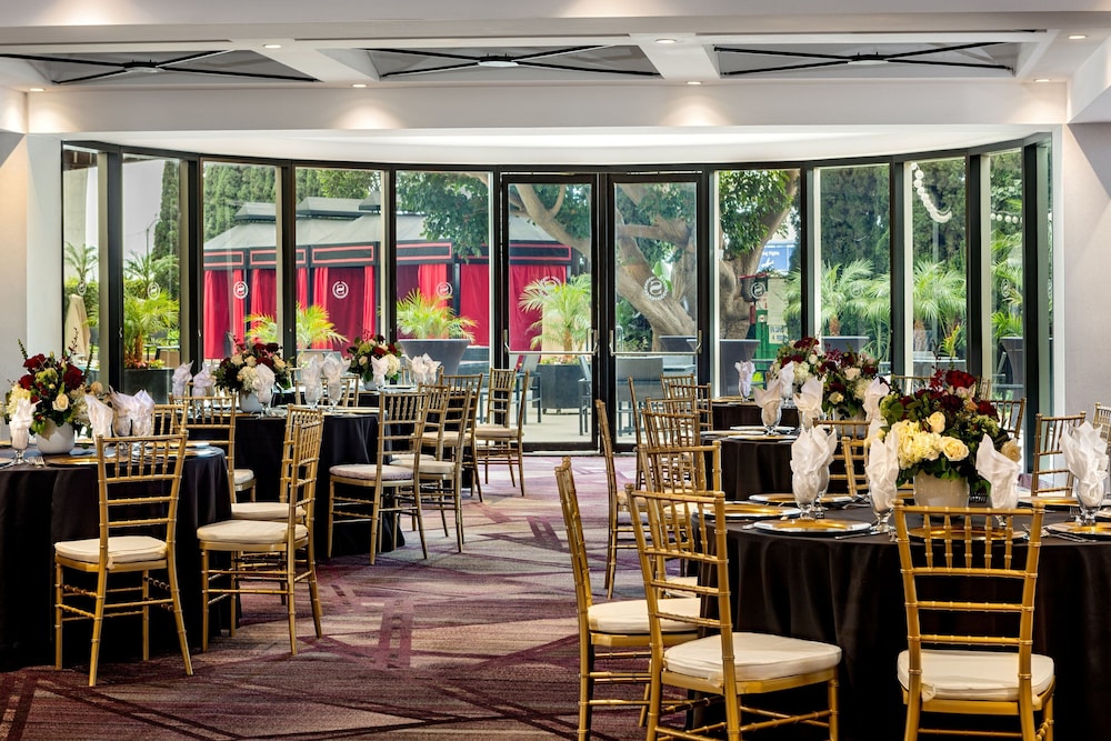 Sheraton Gateway Los Angeles Hotel — Restaurant & bars in Los Angeles, California