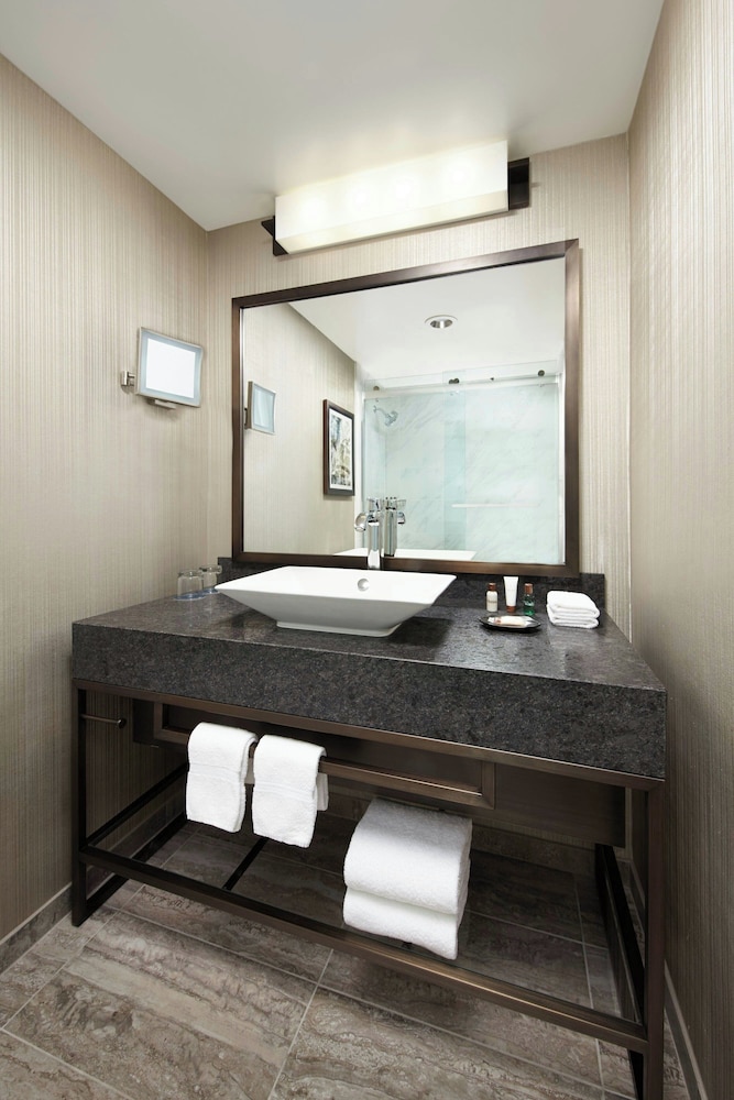 Sheraton Gateway Los Angeles Hotel — Hotel rooms in Los Angeles, California