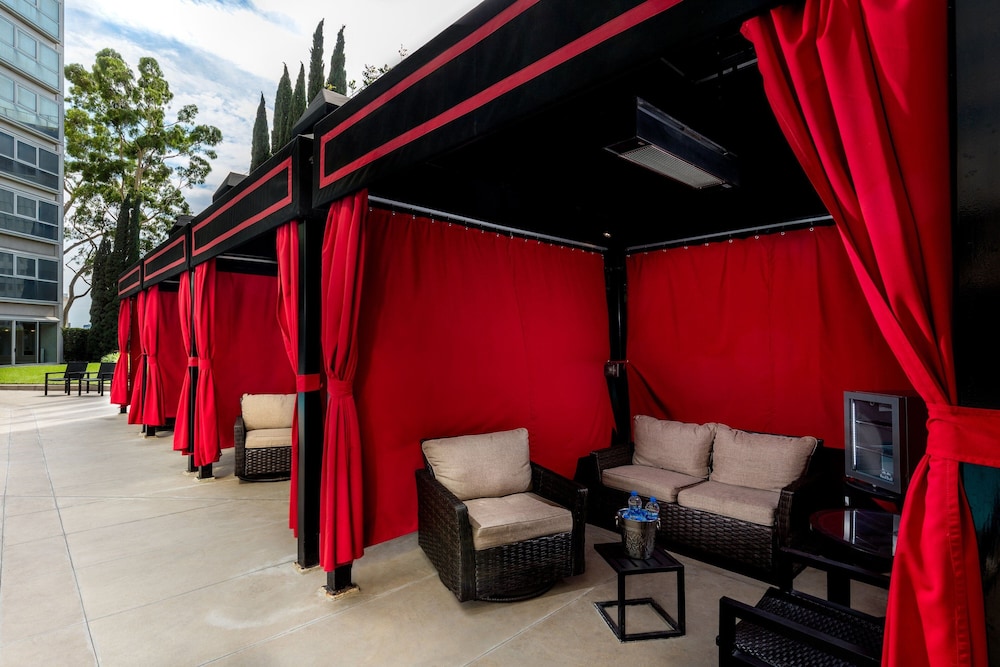 Sheraton Gateway Los Angeles Hotel — Swimming pool in Los Angeles, California