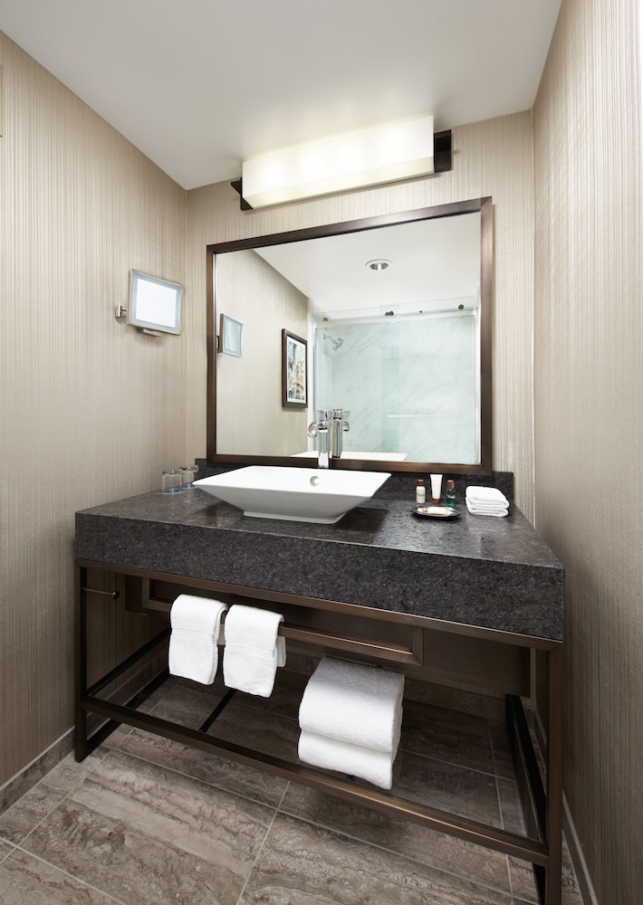 Sheraton Gateway Los Angeles Hotel — Hotel rooms in Los Angeles, California