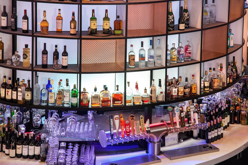 Sheraton Gateway Los Angeles Hotel — Restaurant & bars in Los Angeles, California