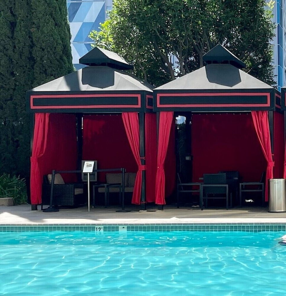 Sheraton Gateway Los Angeles Hotel — Swimming pool in Los Angeles, California