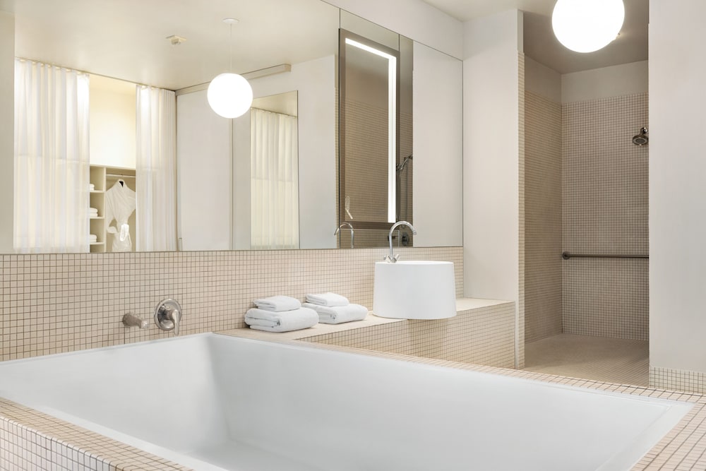 The Delphi Hotel — Hotel rooms in Los Angeles, California