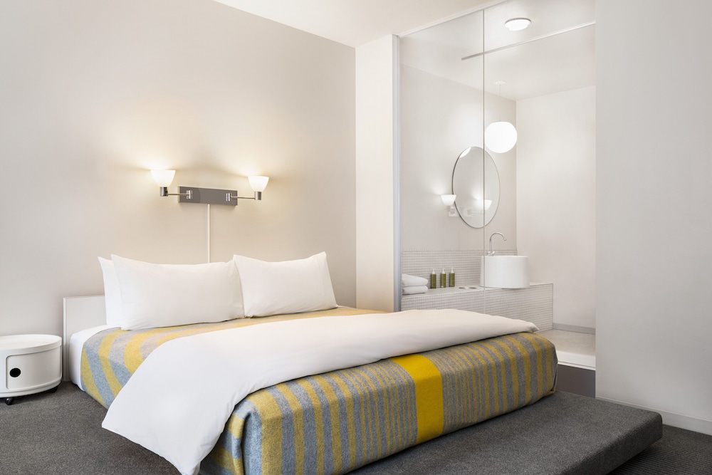 The Delphi Hotel — Hotel rooms in Los Angeles, California