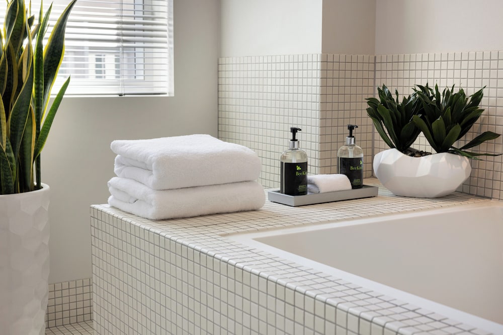 The Delphi Hotel — Hotel rooms in Los Angeles, California