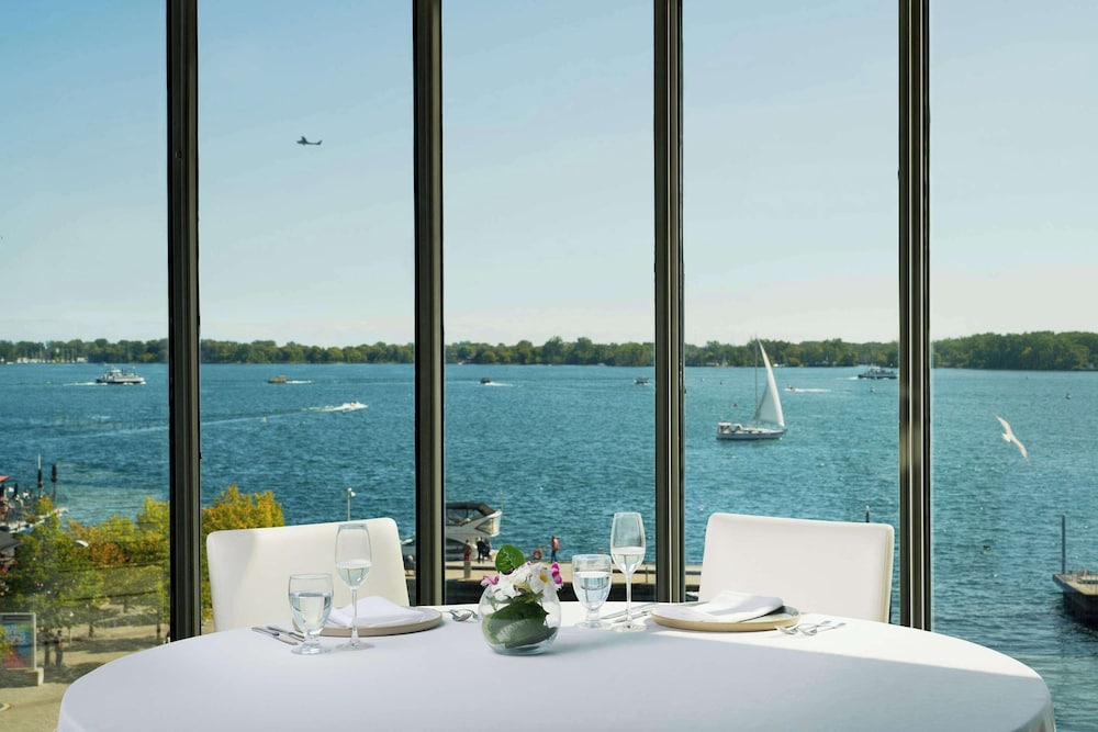 Radisson Blu Toronto Downtown — Hotel rooms in Toronto, Ontario