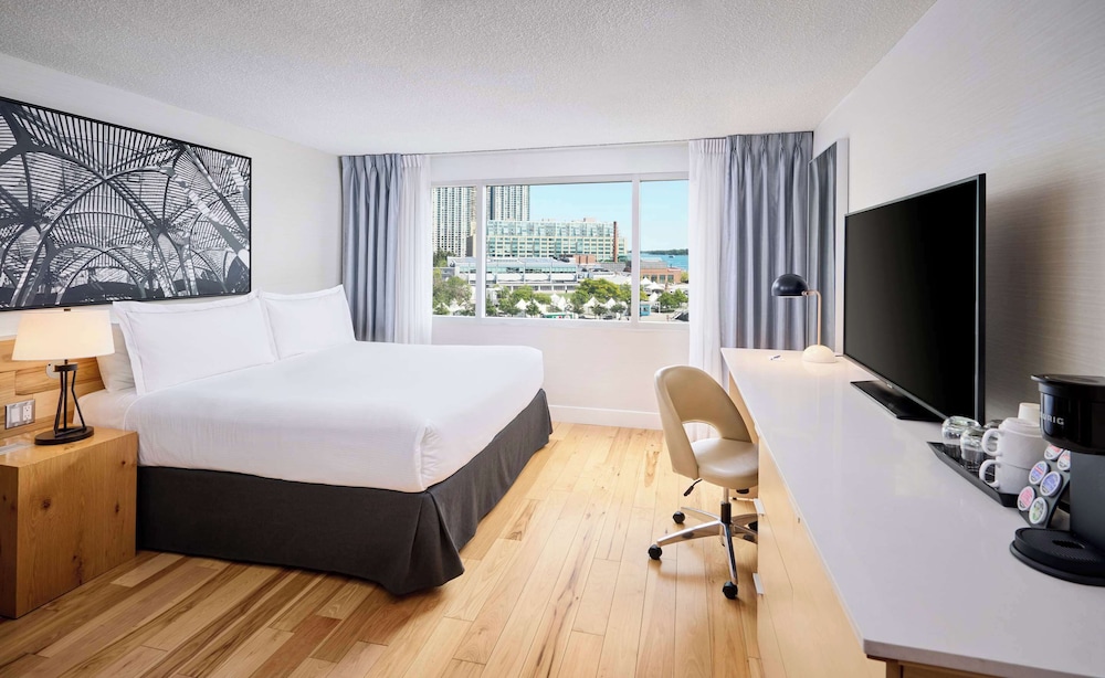 Radisson Blu Toronto Downtown — Hotel rooms in Toronto, Ontario