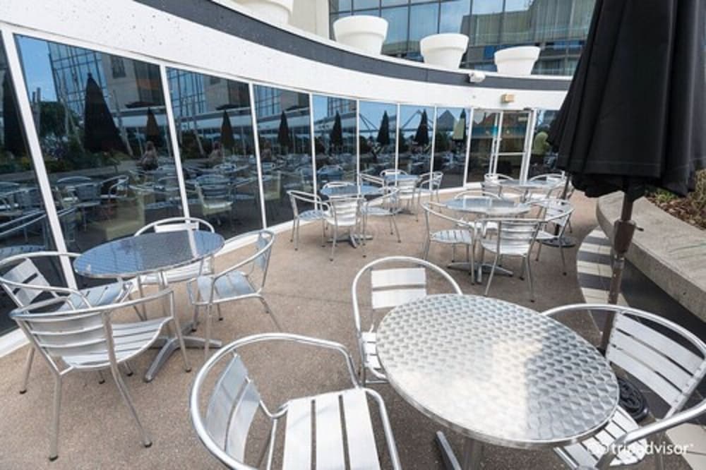 Radisson Blu Toronto Downtown — Restaurant & bars in Toronto, Ontario