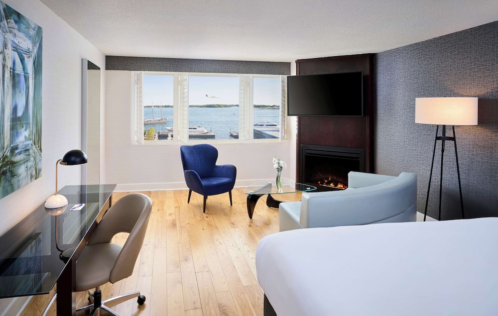 Radisson Blu Toronto Downtown — Hotel rooms in Toronto, Ontario