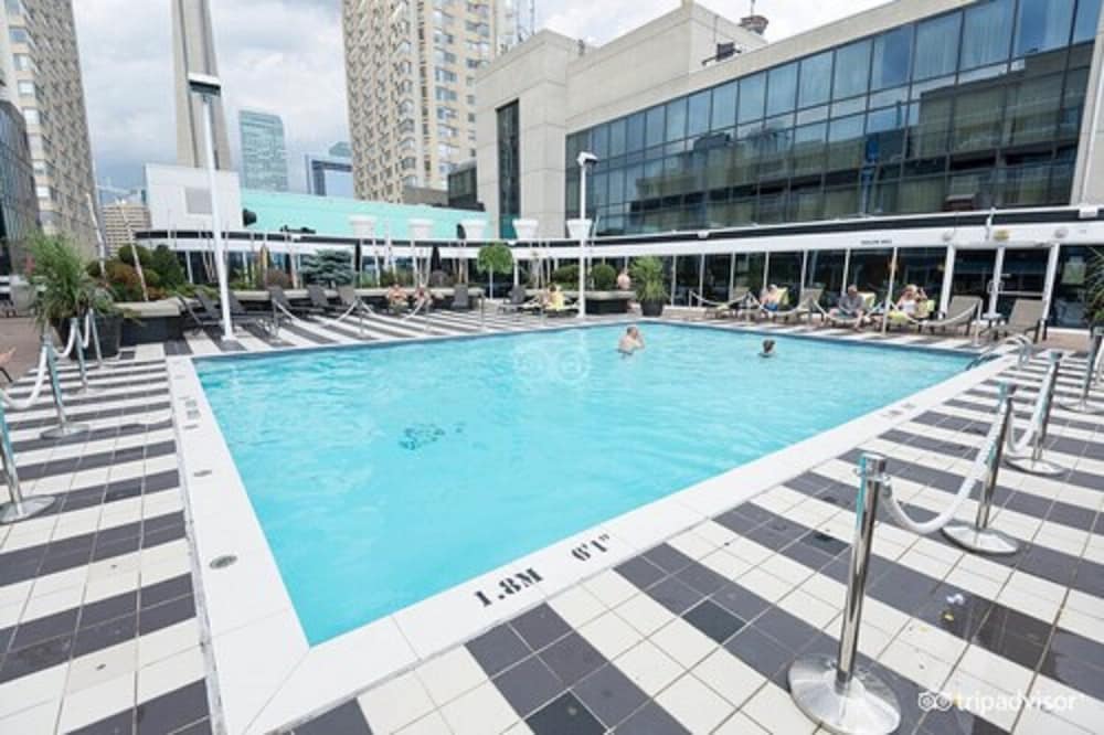 Radisson Blu Toronto Downtown — Swimming pool in Toronto, Ontario