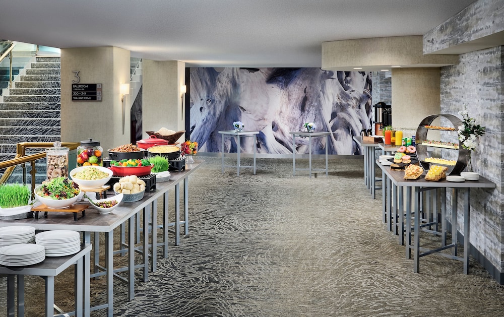 Radisson Blu Toronto Downtown — Restaurant & bars in Toronto, Ontario