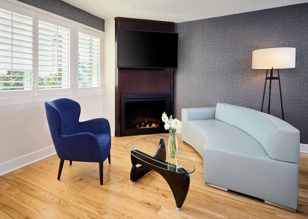 Radisson Blu Toronto Downtown — Hotel rooms in Toronto, Ontario
