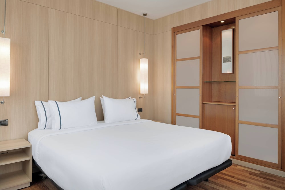 AC Hotel by Marriott Málaga Palacio — Hotel rooms in Malaga, Andalusia